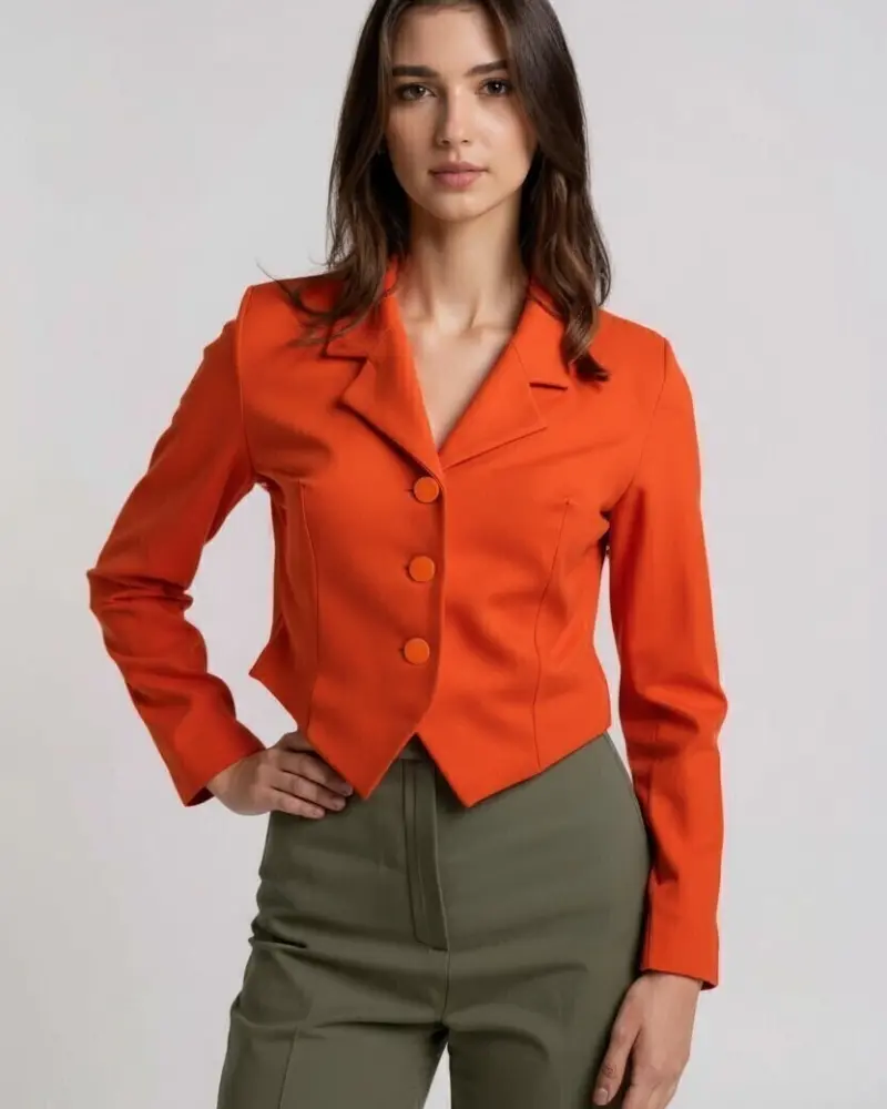Blazer naranja entallado con pantalón verde oliva, de Mena