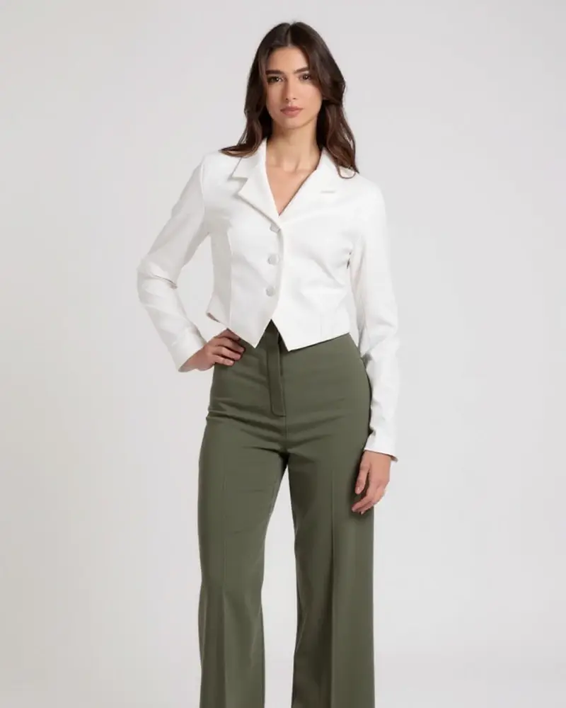 Chaqueta blanca entallada con pantalón verde oliva, de Mena