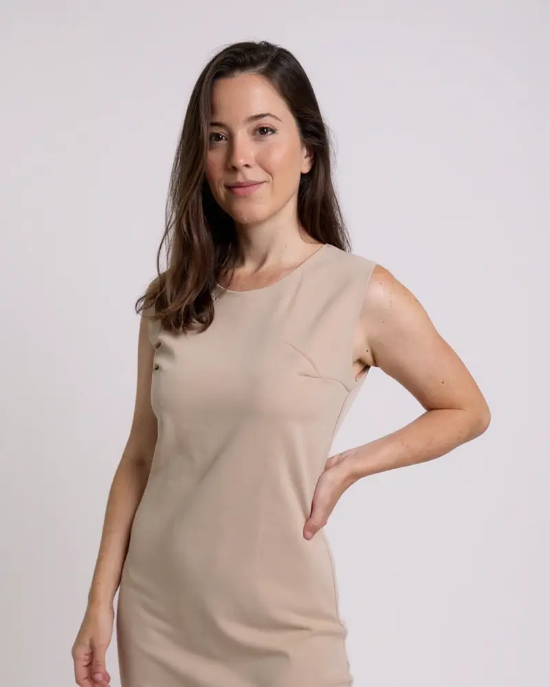 Vestido beige entallado sin mangas, de Mena