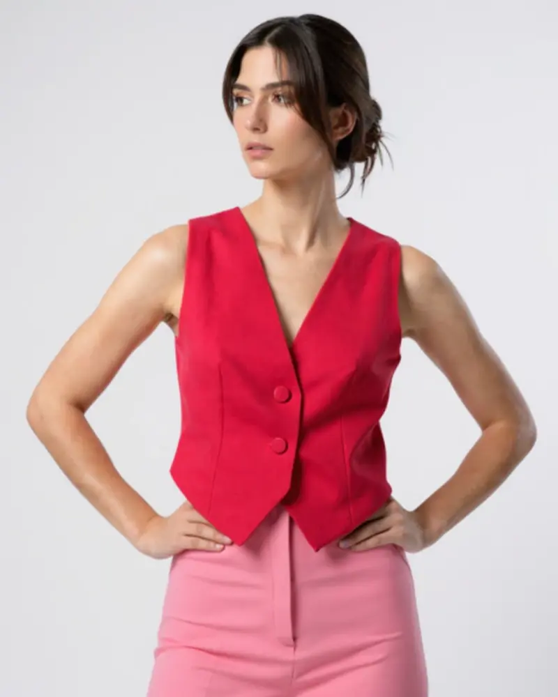 Chaleco rojo con pantalón rosa, de Mena